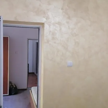 Apartment Andi 1-apartament 2 *